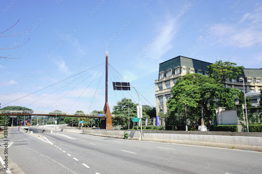 Obraz premium Cidade Jardim Avenue empty during coronavirus outbreak, Sao Paulo, Brazil with some cyclists - March 2020