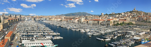Panorama du Vieux Port de la ville Marseille,entourée de collines.