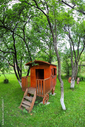 HOLIDAY HOUSE MOUNTAIN GREEN LANDSCAPE TRADITIONAL HOUSE