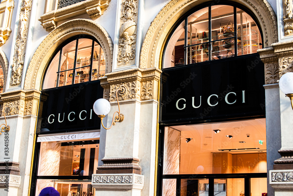 Gucci store window and logo, Milan Galleria Vittorio Emanuele II foto de  Stock | Adobe Stock