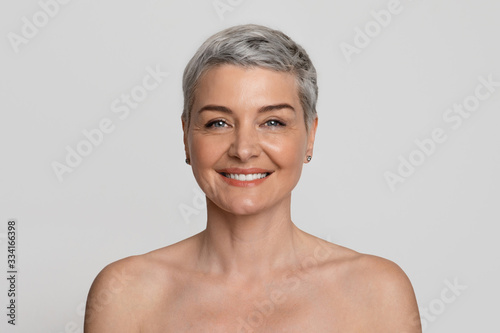 Εκτύπωση καμβά Beauty Portrait Of Attractive Nude Mature Woman With Short Hair