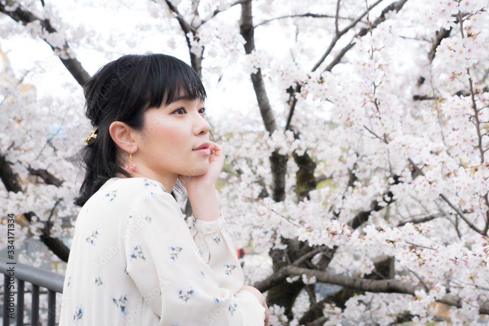 桜を見る女性