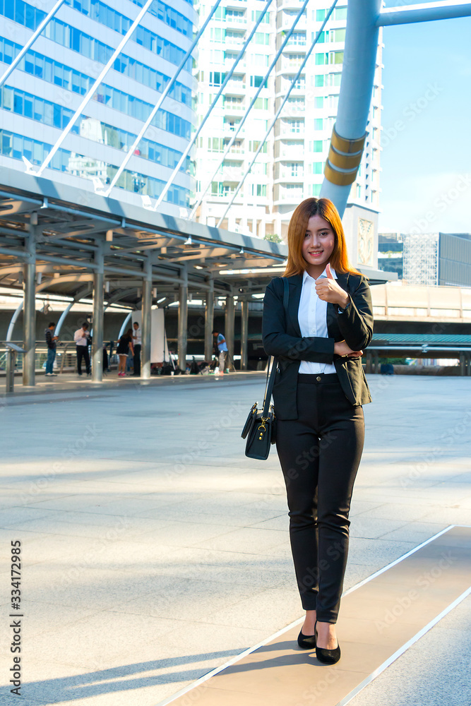 Obraz premium Smart business woman with cityscape background.