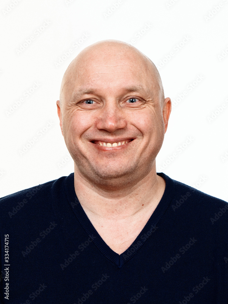 Fototapeta premium Portret łysy wesoły mężczyzna na białym tle