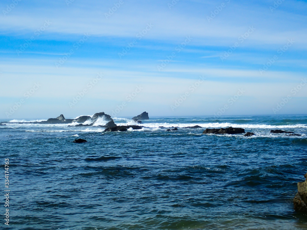 Fototapeta premium Waves crashing onto a rocky shore