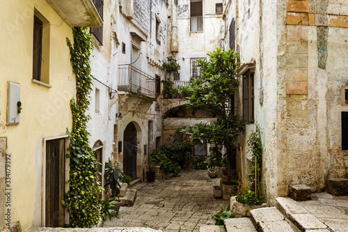 Fototapeta Naklejka Na Ścianę i Meble -  Calle de un antiguo poblado medieval en Italia