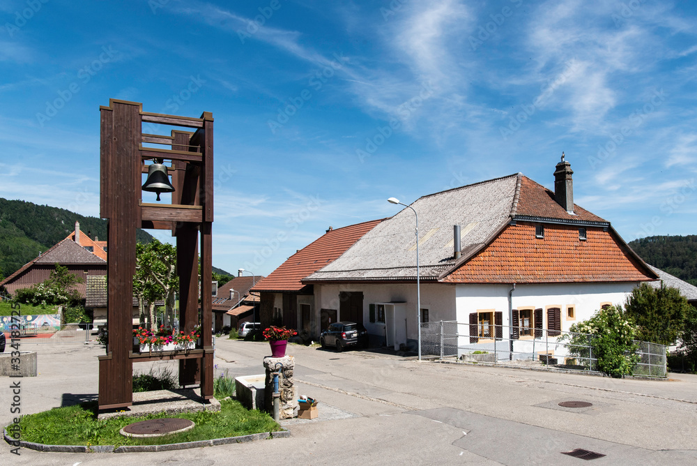 Naklejka premium Glocke im Dorf