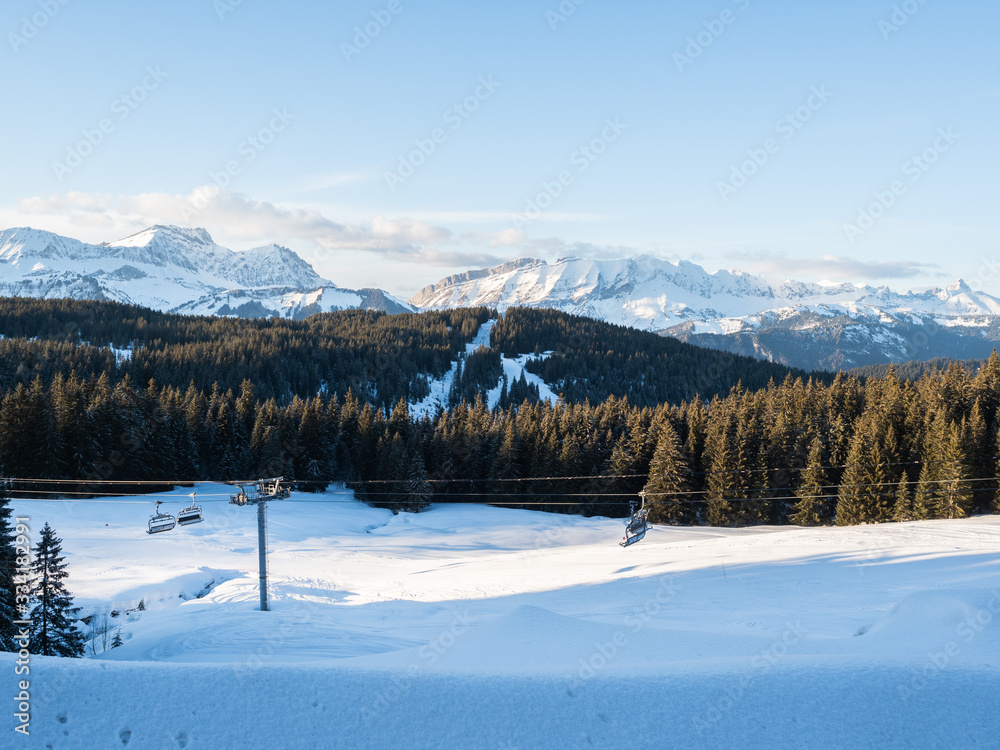 vue des Alpes depuis le col des Saisies en France