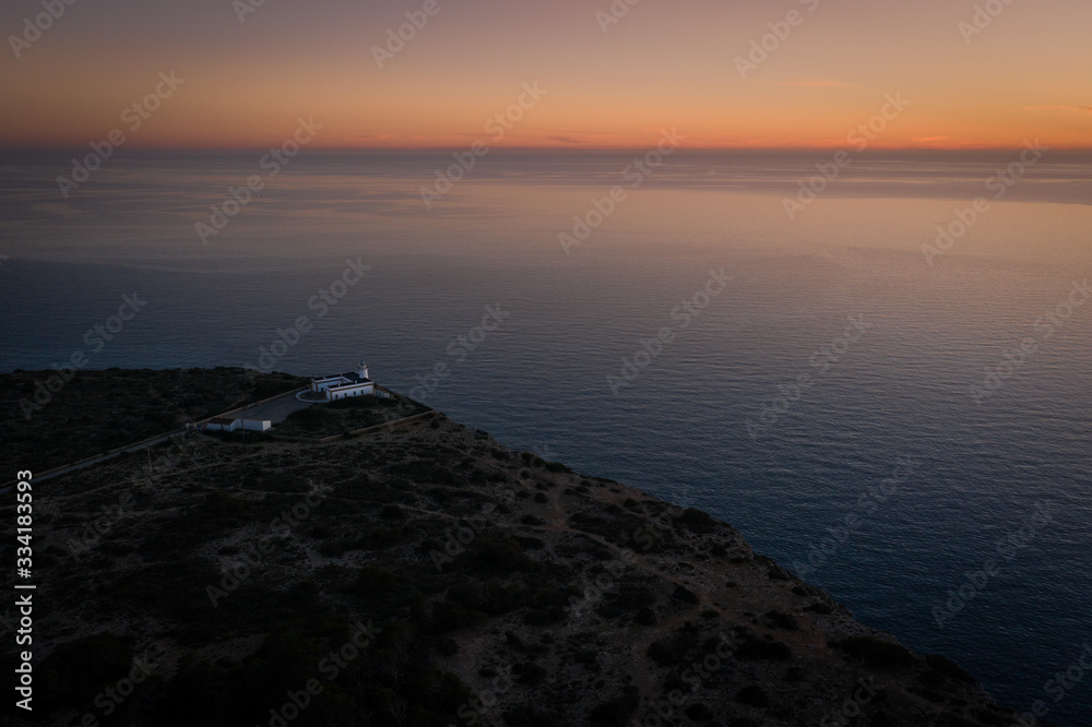 Obraz premium Faro y puesta de sol