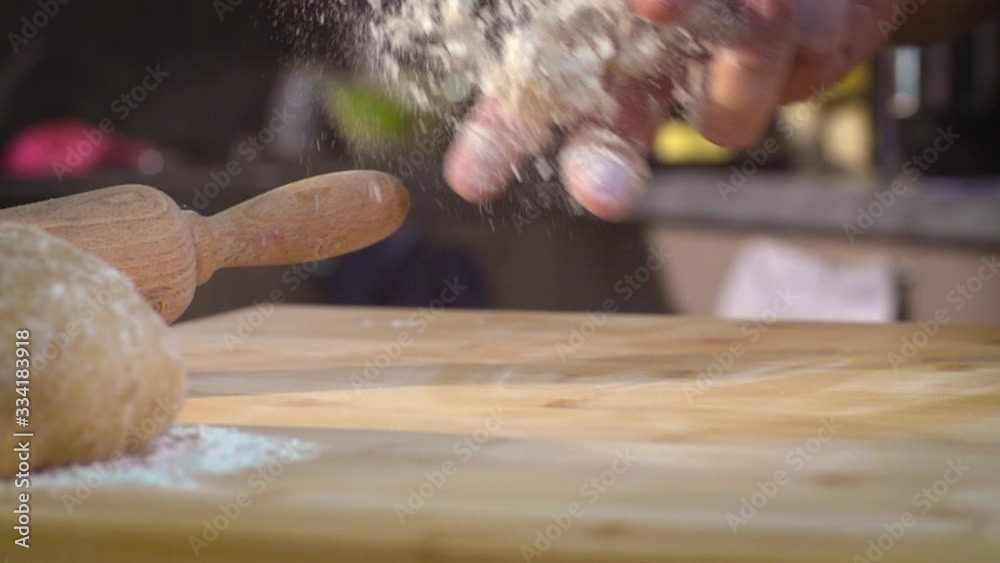 farine sur planche à découper dans la cuisine