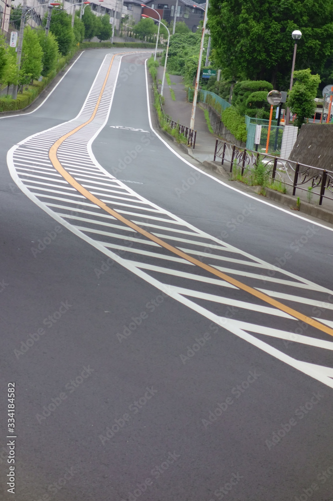 Obraz premium 郊外の交通量が少ない歪んだカーブが織りなす道路