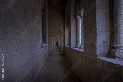 antiguo corredor en piedra en el interior de un templo