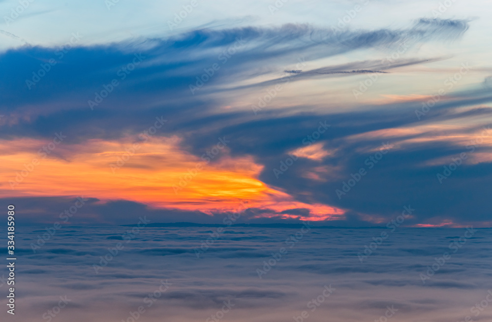 Wolkenverlauf zwischen Himmel und Erde, Blick in das Linzgautal, Richtung Bodensee