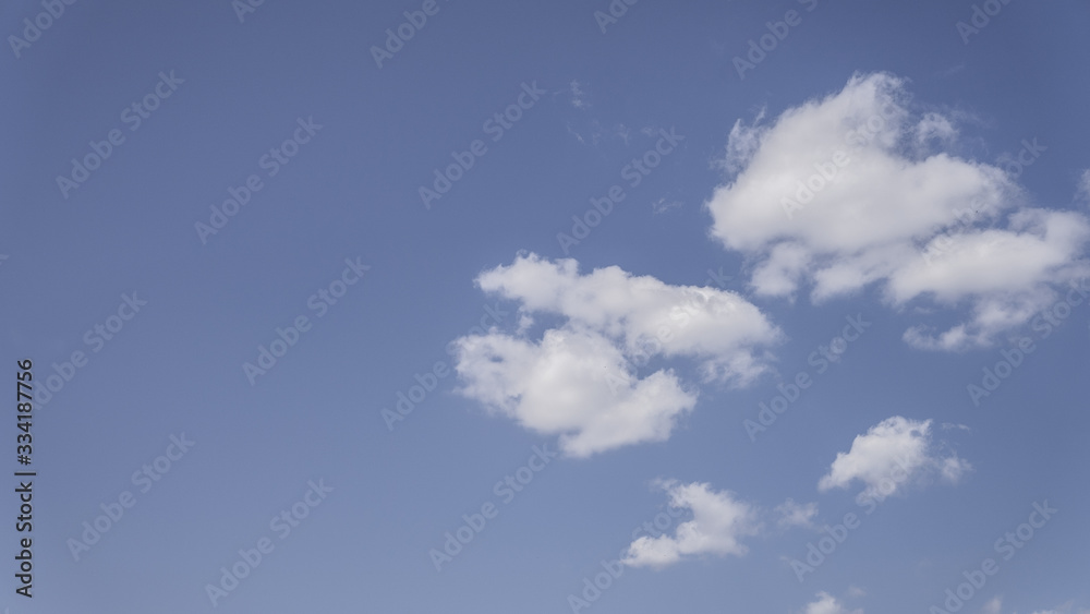 푸른 하늘 아래 뭉게구름