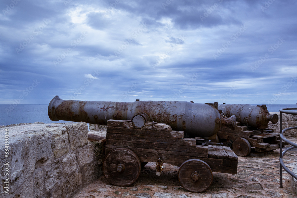 cañones históricos en acero y madera frente al mar mediterraneo