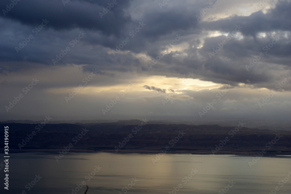 Eclaircissements après l'orage sur la mer morte