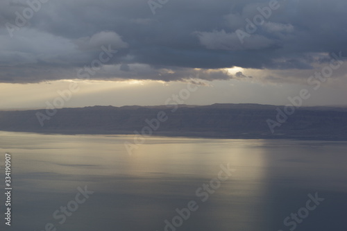 Eclaircissements après l'orage sur la mer morte