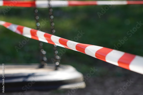 Flatterband vor Schaukel - Spielplatz gesperrt photo