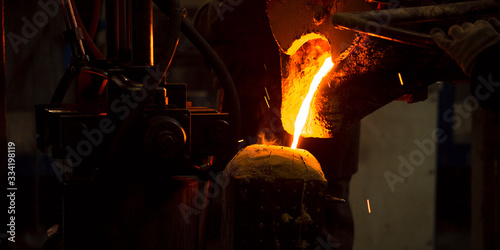 Obraz na plátne The molten liquid metal is poured into the mold.