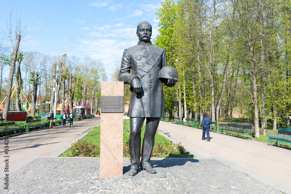 Φωτογραφία Sculpture of the Governor of Smolensk Lopatin-the founder of the Central city Pa