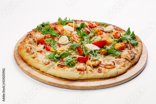 Свежая пицца с помидорами, сыром и грибами на белом фоне крупным планом