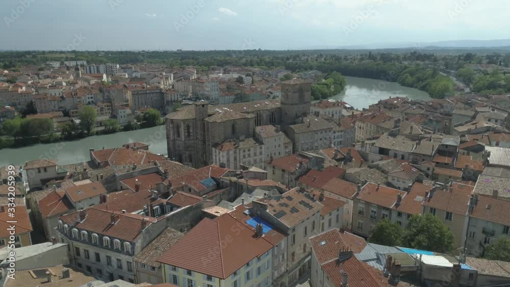 Ville de roman sur Isère église 