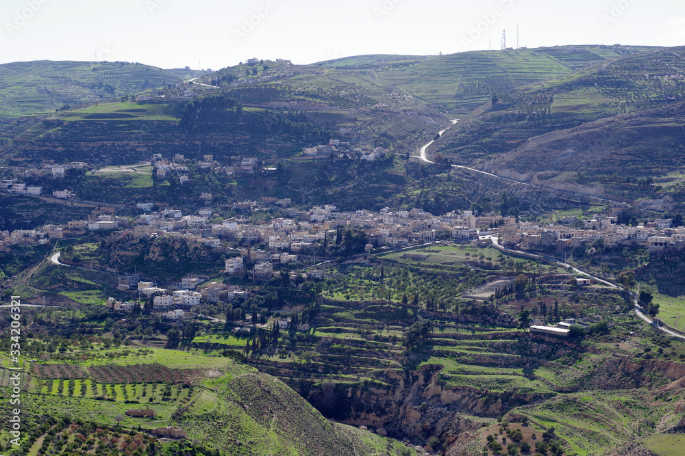 Panorama sur la luxuriante vallée depuis la citadelle d'Al Karak, Jordanie - obrazy, fototapety, plakaty 