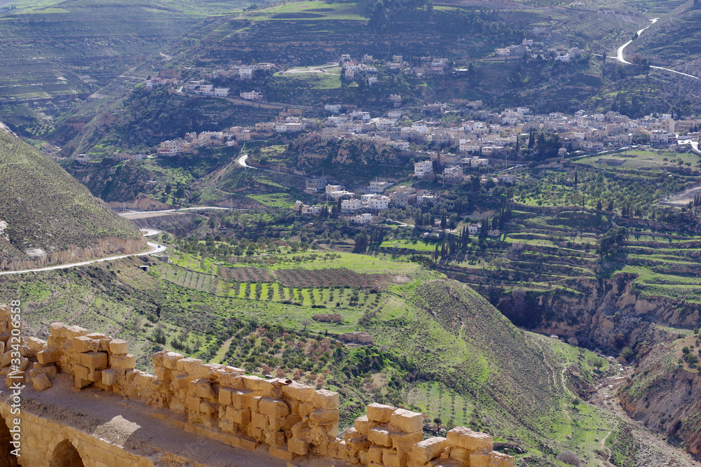 Panorama sur la luxuriante vallée depuis la citadelle d'Al Karak, Jordanie - obrazy, fototapety, plakaty 