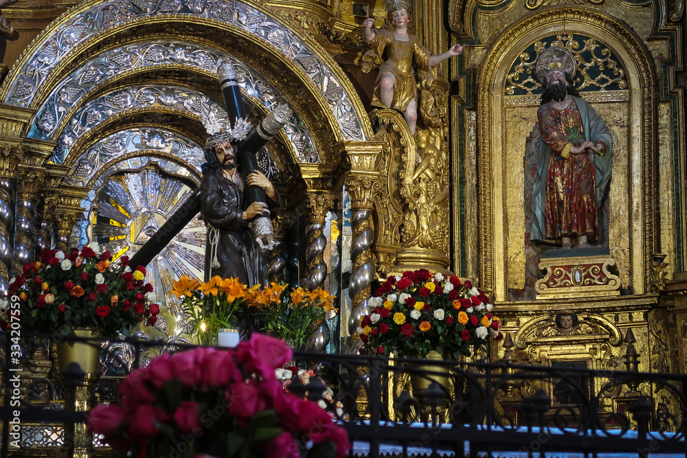 Obraz premium General plan of the interior altar of the church, with image of Jesus