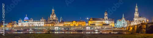 Skiyline von Dresden am Elbufer