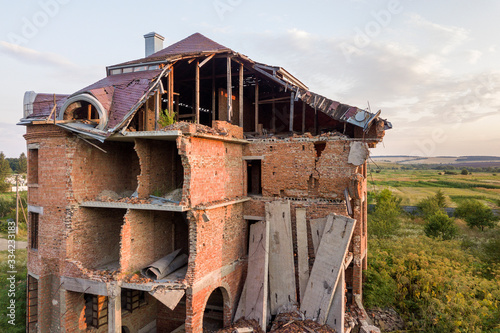 Fotografi Old ruined building after earthquake. A collapsed brick house .