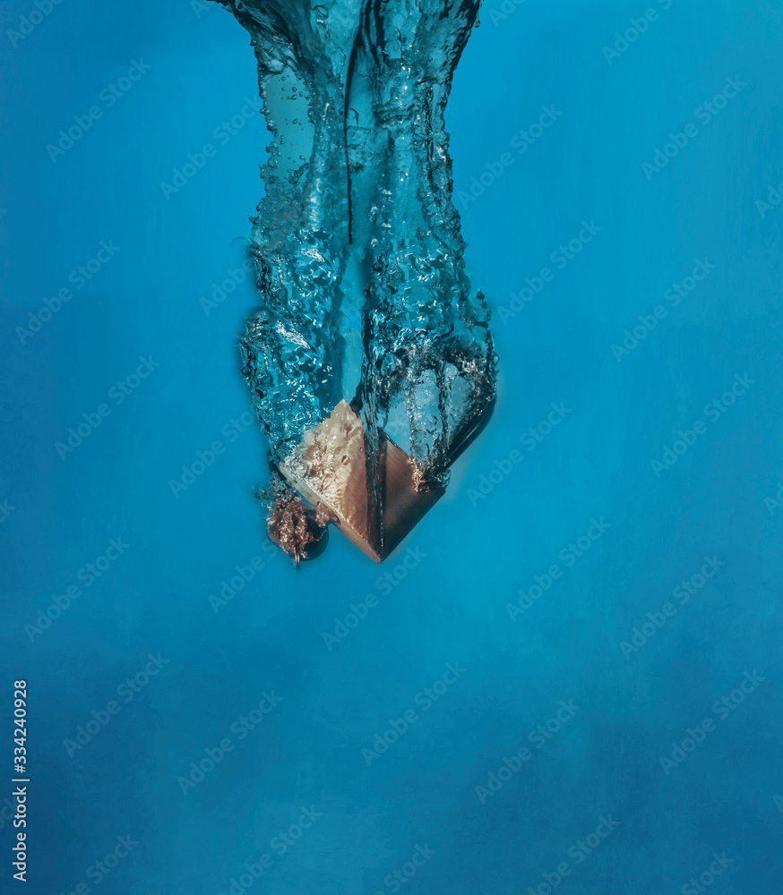 Obraz premium Lock falling in water