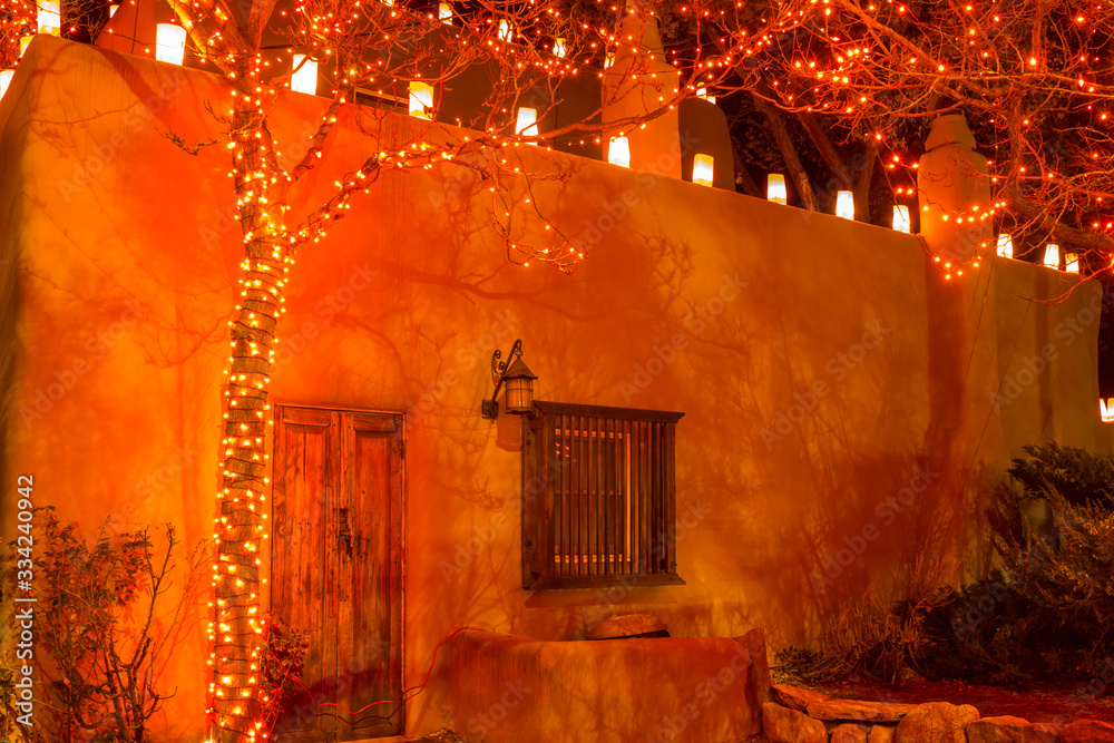 Fototapeta premium Luminarias zdobią ściany galerii sztuki, Sante Fe, Nowy Meksyk, USA