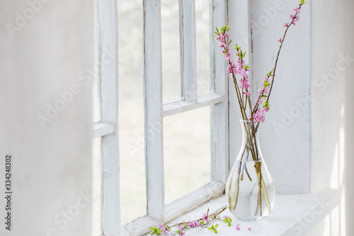 Tableau sur toile daphne flowers in vase on vintage windowsill
