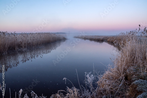 Rzeka Narew. S  oneczny poranek z przymrozkiem. Narwia  ski Park Narodowy. Podlasie. Polska