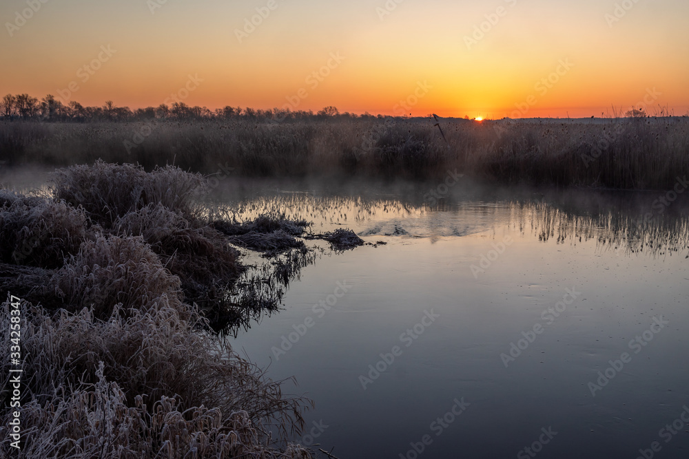 Rzeka Narew. Słoneczny poranek z przymrozkiem. Narwiański Park Narodowy. Podlasie. Polska Rzeka Narew. Słoneczny poranek z przymrozkiem. Narwiański Park Narodowy. Podlasie. Polska