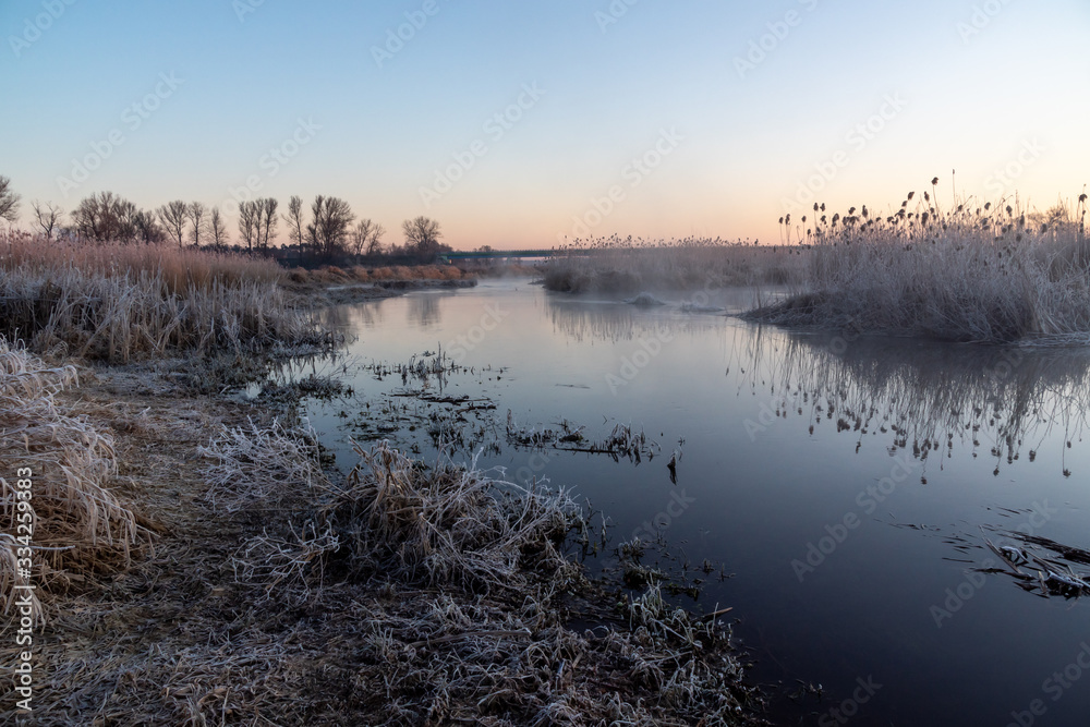 Rzeka Narew. Słoneczny poranek z przymrozkiem. Narwiański Park Narodowy. Podlasie. Polska