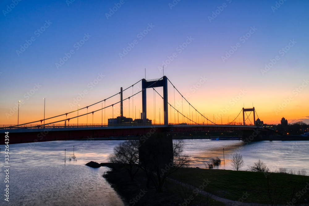 Fototapeta premium Sonnenaufgang über einer Rheinbrücke in Duisburg Ruhrort