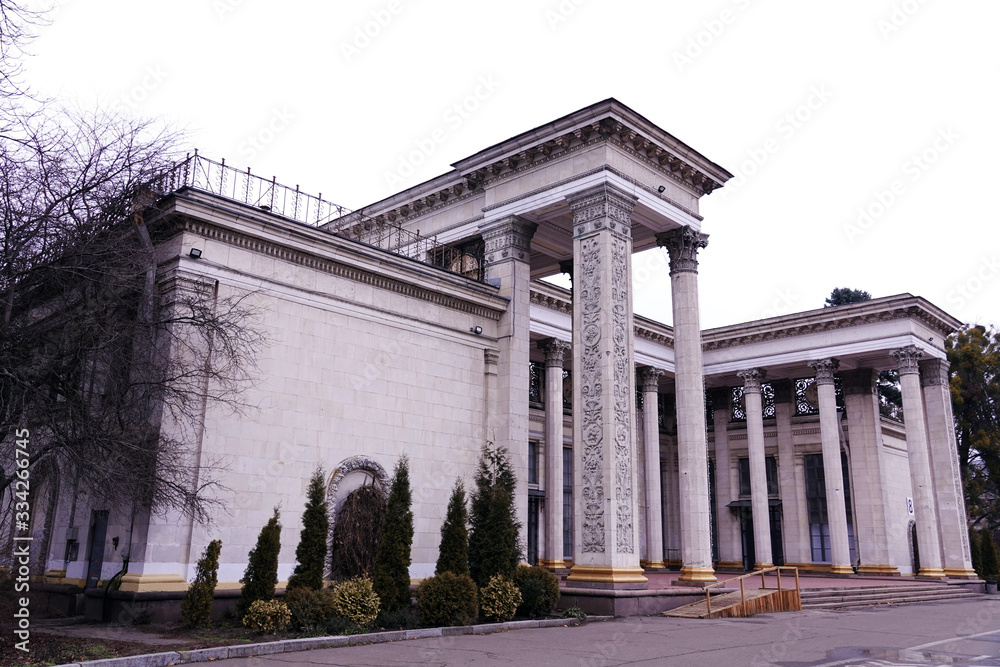 Obraz premium The building with columns at VDNH