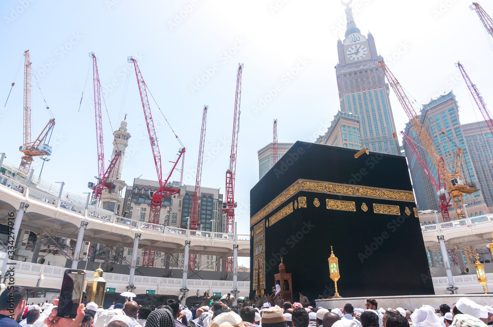 mecca-saudi-arabia-mar-13-2015-skyline-with-abraj-al-bait-royal-clock