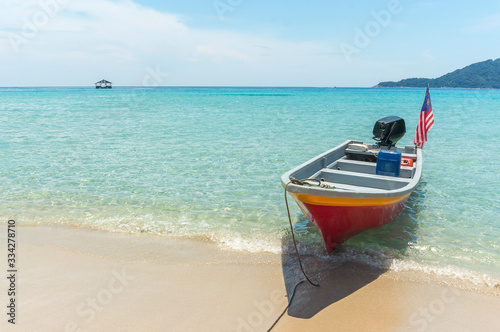 Fototapeta Naklejka Na Ścianę i Meble -  Boat with clear water and blue skies at Perhentian Island, Malaysia