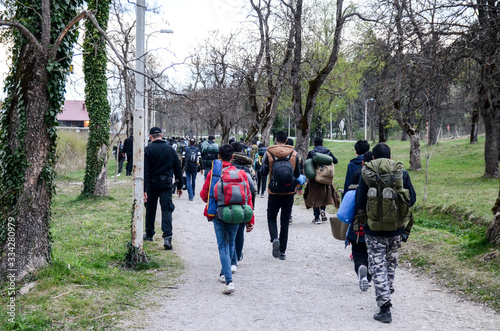 Cuadro en lienzo Police and migrants walking in Bihac, BiH