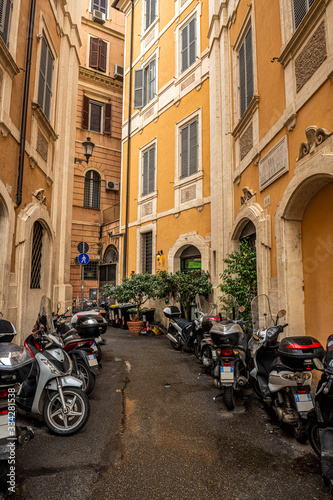 wiele motocykli i skuter  w zaparkowanych na placu w Rzymie