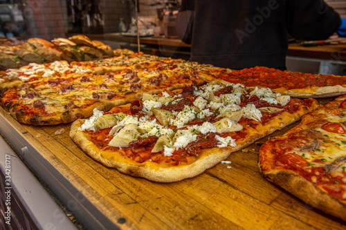 Wyśmienita pizza na kawałki sprzedawana w Rzymie. Święzo pieczona, mnóstwo dodatkoów, niepowtarzalny smak.