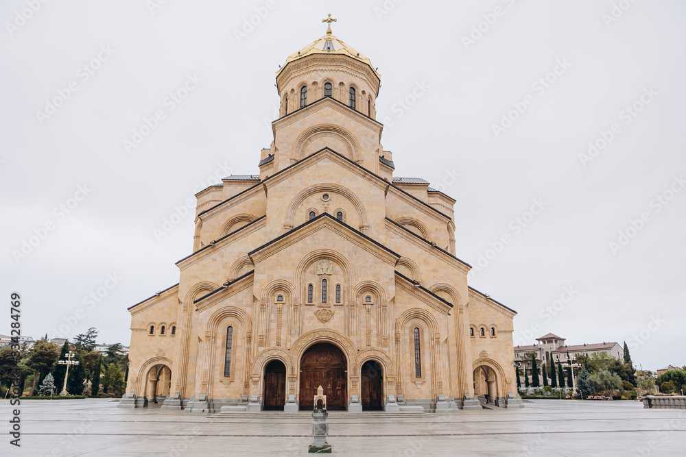 Obraz premium Large religious complex with high Georgian Orthodox cathedral, bell tower, monastery and seminary