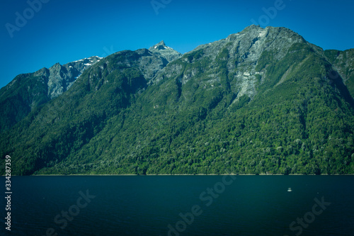camino en barcaza desde caleta gonzalo hasta hornopirén, región de los lagos, Chile.
