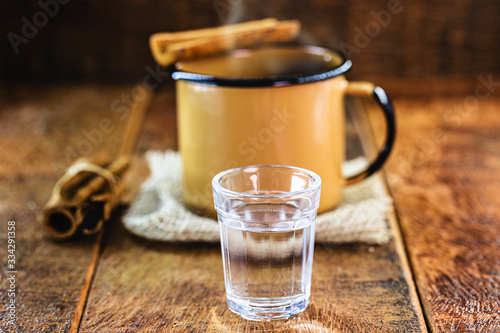 Tableau sur toile hot drink from brazil, called quentão, made with lemon, ginger, cinnamon sticks, pinga or cachaça with anise or cloves