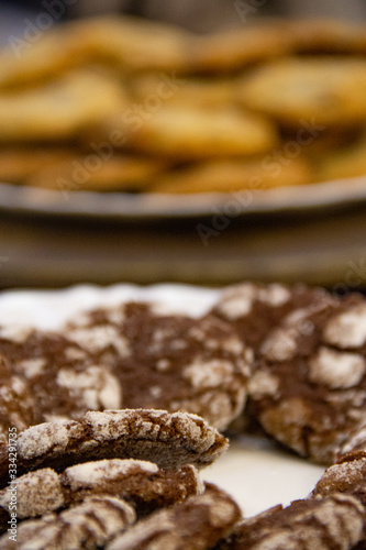 Biscoitos de chocolate branco e preto focado na frente e mais biscoitos desfocados ao fundo. photo