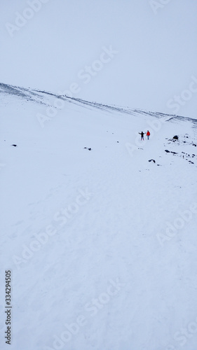 Dos personas en la ladera de un volcán en Islandia