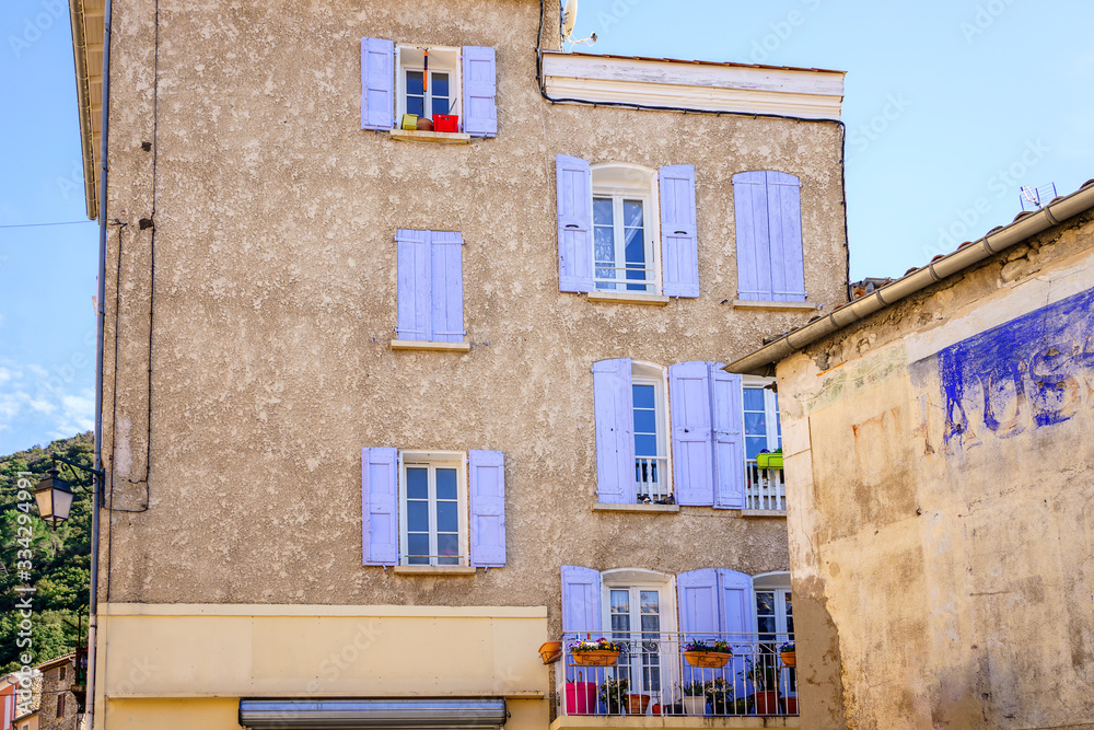 Façade d'une maison en Provence, fenêtre avec des volets de couleur de lavande.t.